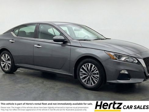 Used 2025 Nissan Altima 2.5 SV image 1