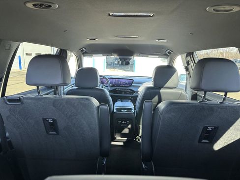 Used 2025 Buick Enclave Preferred AWD/4WD image 8