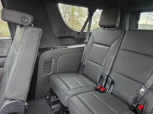 Used 2025 Chevrolet Suburban Z71 AWD/4WD image 18