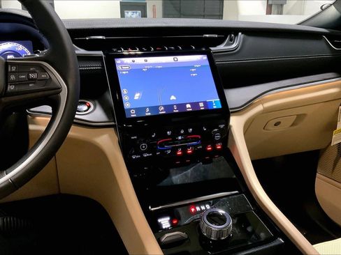 New 2025 Jeep Grand Cherokee Limited w/ Luxury Tech Group II AWD/4WD image 6