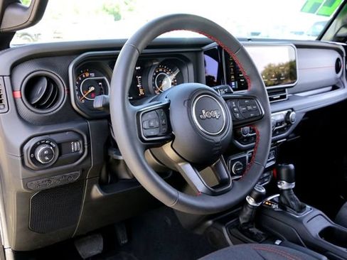 Used 2024 Jeep Gladiator Rubicon w/ Convenience Group AWD/4WD image 9