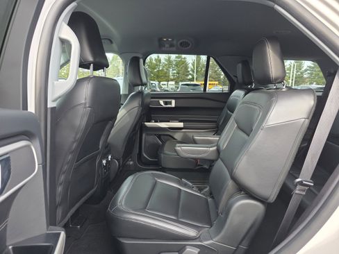 Certified 2022 Ford Explorer XLT w/ Equipment Group 202A image 11