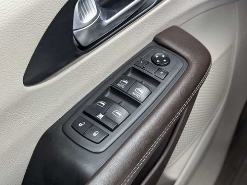 Used 2021 Chrysler Pacifica Touring-L FWD image 22