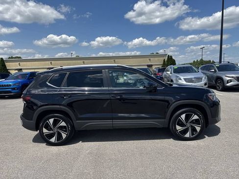 Used 2025 Volkswagen Taos SE AWD/4WD image 6