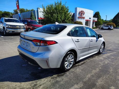 Used 2025 Toyota Corolla LE w/ LE Premium Package FWD image 4
