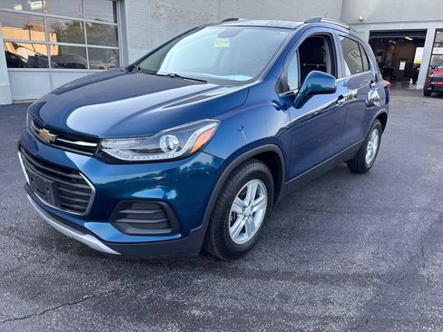 Used 2019 Chevrolet Trax LT w/ Sun & Sound Package FWD image 7