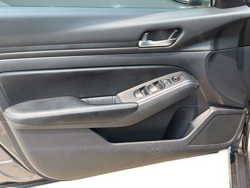 Used 2025 Nissan Altima 2.5 SV FWD image 13
