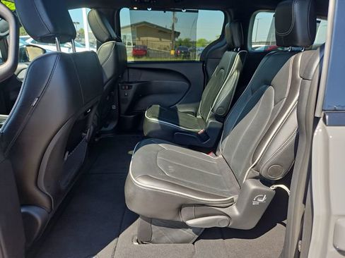 Used 2025 Chrysler Pacifica Limited FWD image 26