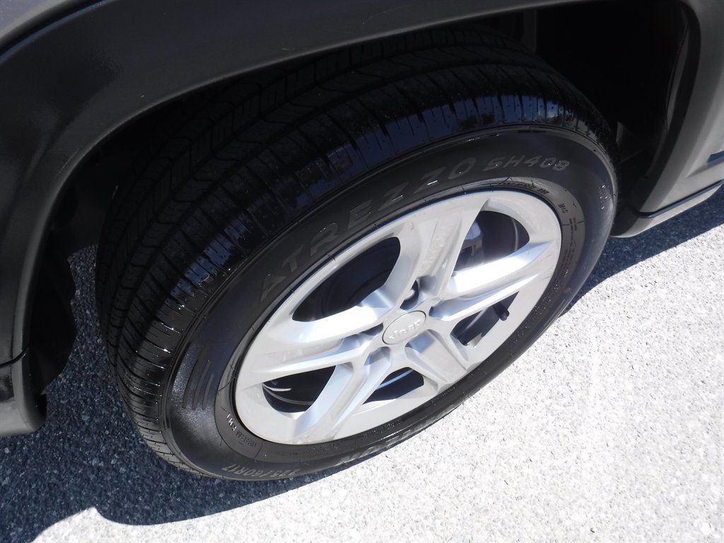 Used 2024 Jeep Compass Latitude AWD/4WD image 4
