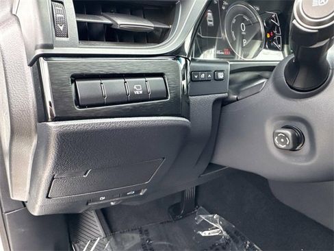 Used 2025 Lexus ES 300h w/ Luxury Package image 31