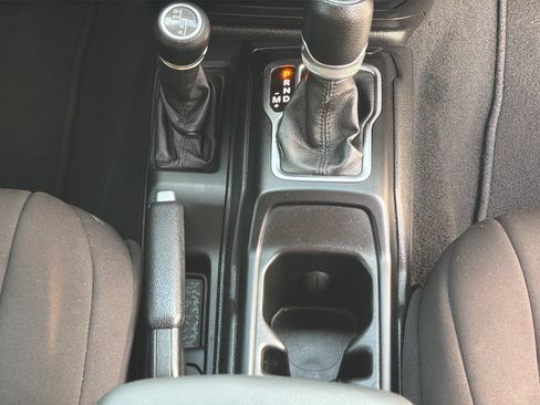 Used 2019 Jeep Wrangler Sport AWD/4WD image 19