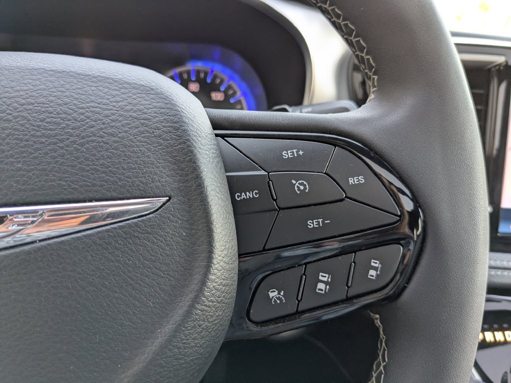 Used 2025 Chrysler Pacifica Limited FWD image 21