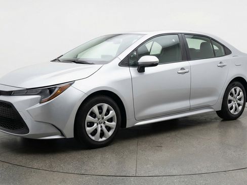 Used 2025 Toyota Corolla LE FWD image 3
