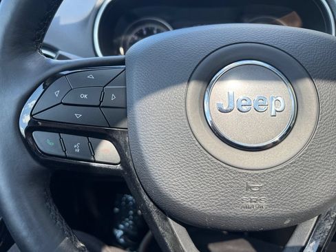 Used 2019 Jeep Cherokee Latitude Plus AWD/4WD image 29