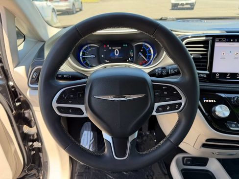 Used 2023 Chrysler Pacifica Touring-L FWD image 21