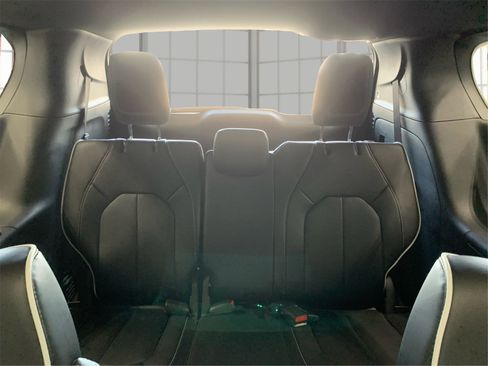 Used 2025 Chrysler Pacifica Limited image 34