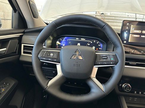 New 2026 Mitsubishi Outlander SE image 24