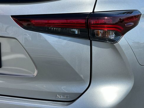 Used 2025 Toyota Highlander XLE FWD image 26