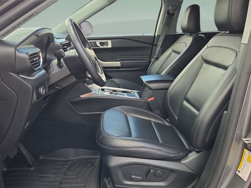 Used 2023 Ford Explorer XLT w/ Equipment Group 202A RWD image 13