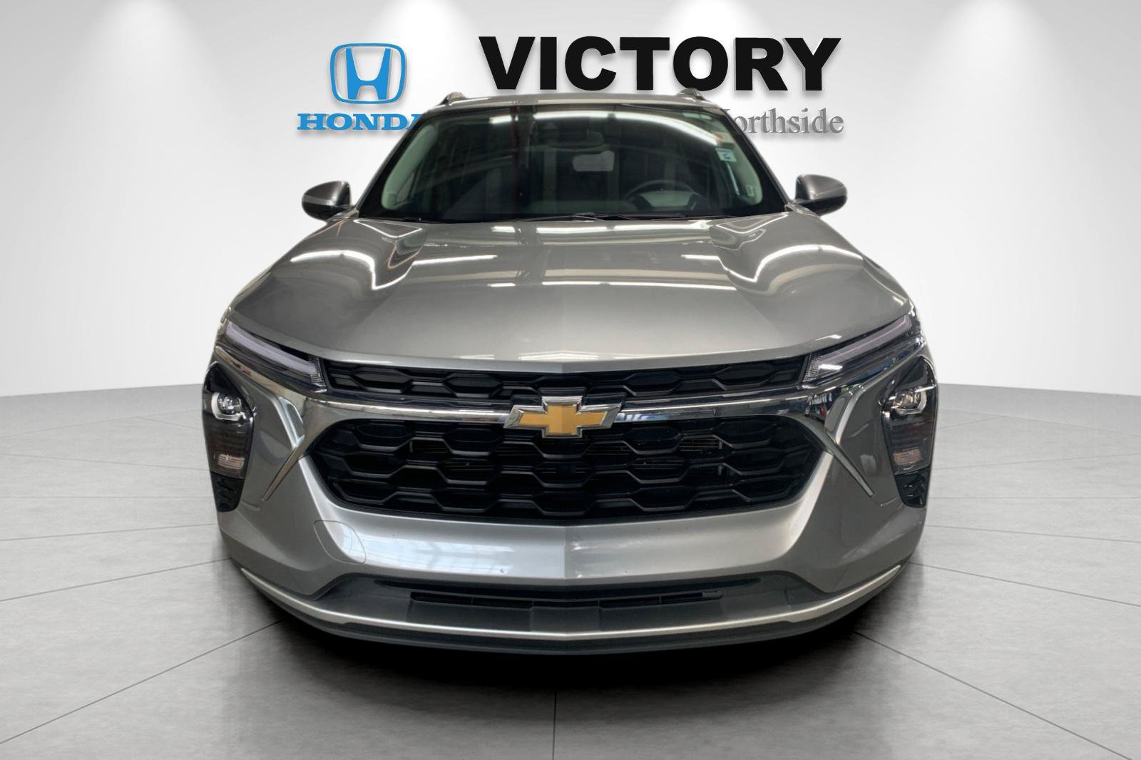 Used 2025 Chevrolet Trax LT w/ LT Convenience Package FWD image 8