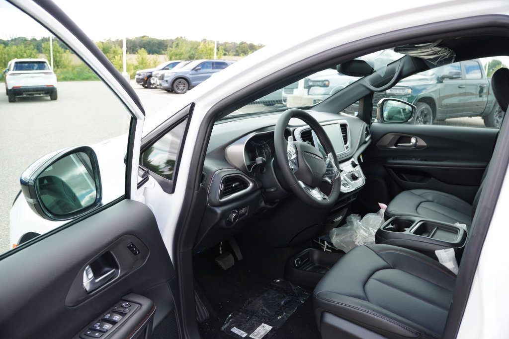 New 2027 Chrysler Pacifica Select AWD/4WD image 10