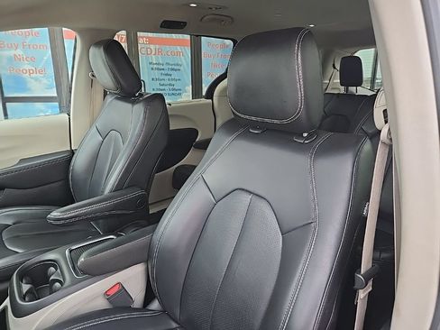 Used 2023 Chrysler Pacifica Touring-L FWD image 32