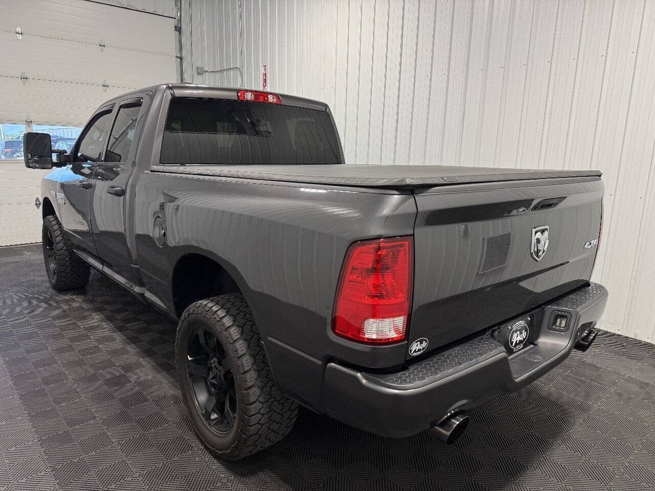 Used 2017 RAM 1500 Express AWD/4WD image 4