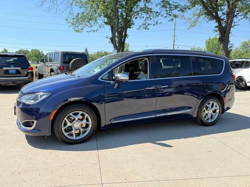 Used 2019 Chrysler Pacifica Limited w/ Advanced Safetytec Group FWD image 7