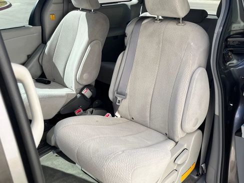 Used 2011 Toyota Sienna LE FWD image 35