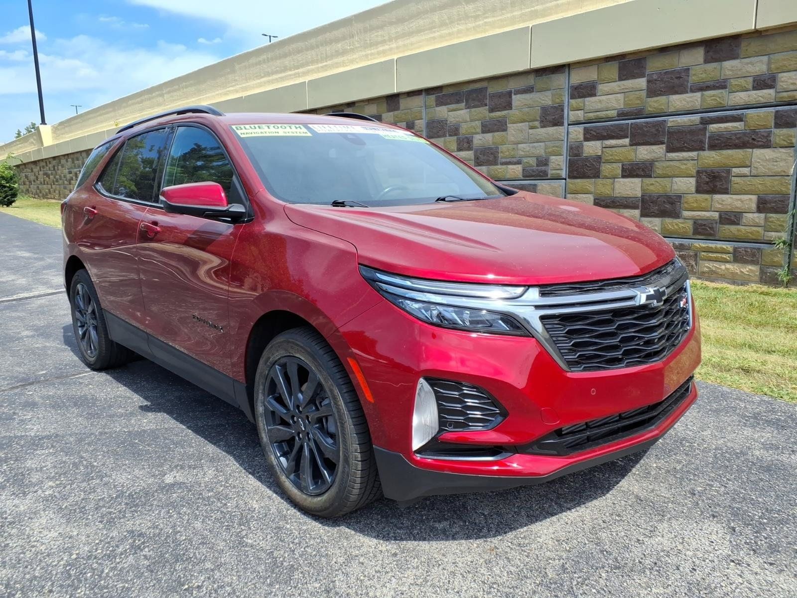 Used 2022 Chevrolet Equinox RS w/ Infotainment Package FWD image 2