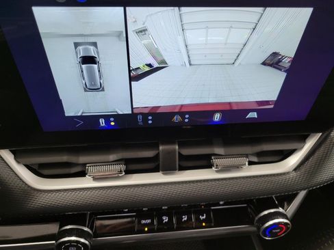 Used 2025 Chevrolet Equinox LT w/ Safety and Technology Package image 14