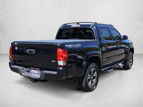 Used 2017 Toyota Tacoma TRD Sport AWD/4WD image 5