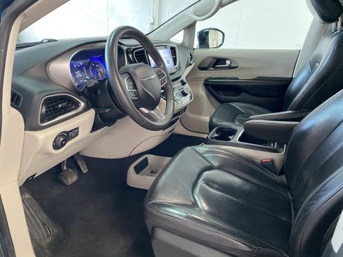 Used 2022 Chrysler Pacifica Touring-L FWD image 17