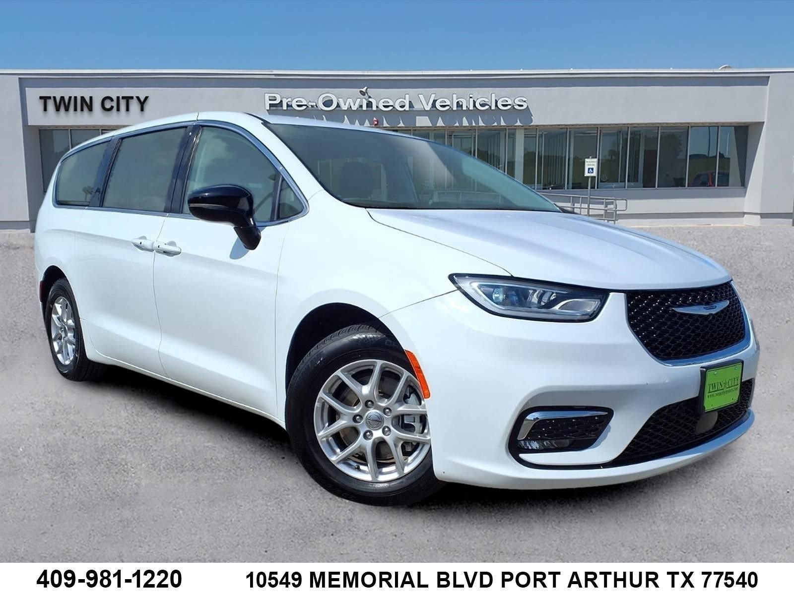 Used 2024 Chrysler Pacifica Touring-L FWD image 1