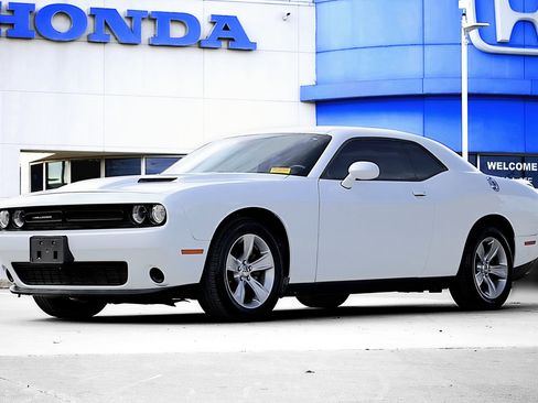 Used 2019 Dodge Challenger SXT image 1