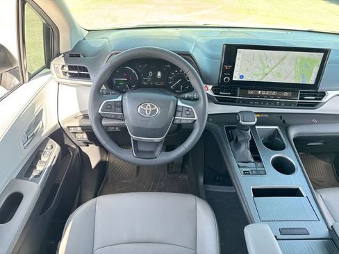 Used 2025 Toyota Sienna XLE AWD/4WD image 14