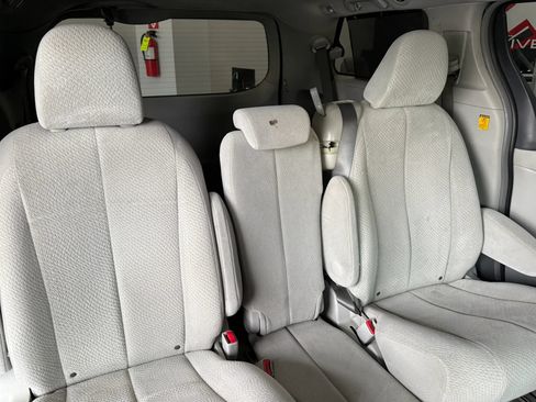 Used 2012 Toyota Sienna LE FWD image 22