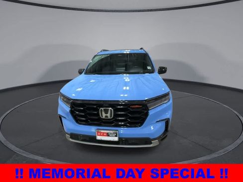 Used 2025 Honda Pilot TrailSport image 3