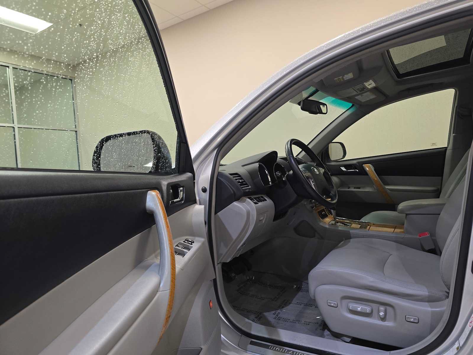Used 2010 Toyota Highlander Limited AWD/4WD image 23