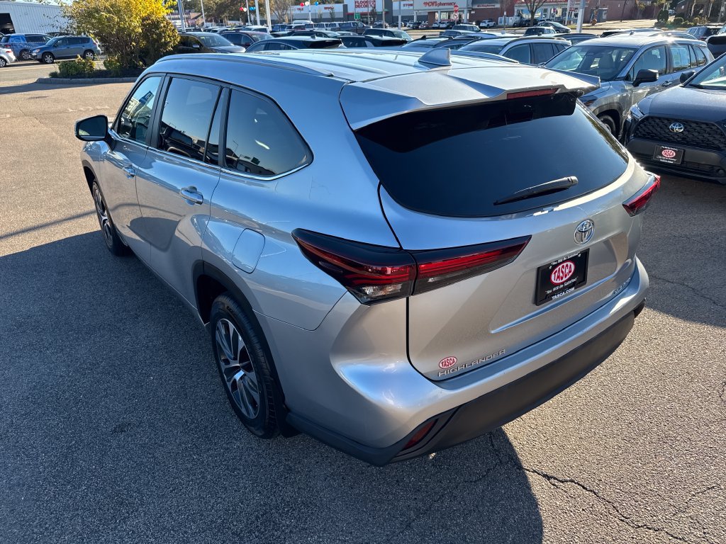 Used 2024 Toyota Highlander XLE AWD/4WD image 5