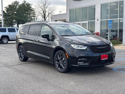 New 2026 Chrysler Pacifica Limited w/ S Appearance Package image 2