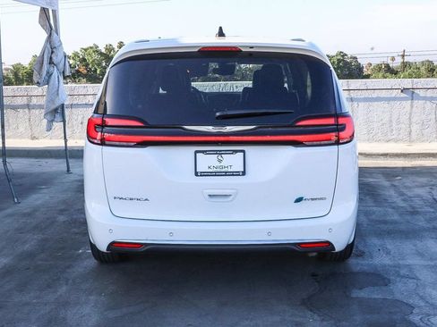 Used 2024 Chrysler Pacifica Limited FWD image 8