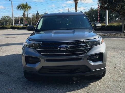 Used 2022 Ford Explorer XLT image 3