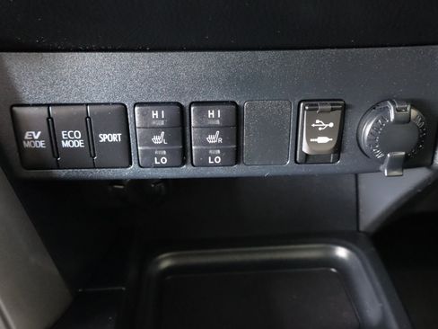 Used 2018 Toyota RAV4 Limited AWD/4WD image 18