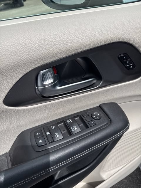 Used 2023 Chrysler Pacifica Touring-L FWD image 13