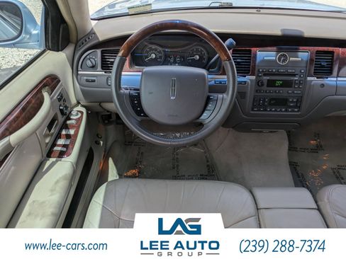 Used 2011 Lincoln Town Car Signature Limited RWD image 11