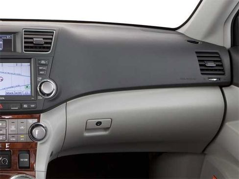 Used 2013 Toyota Highlander Plus AWD/4WD image 11