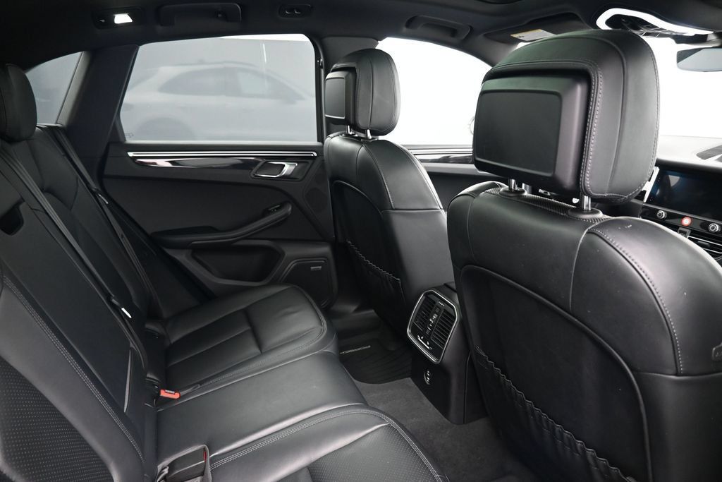 Certified 2024 Porsche Macan Turbo AWD/4WD image 7