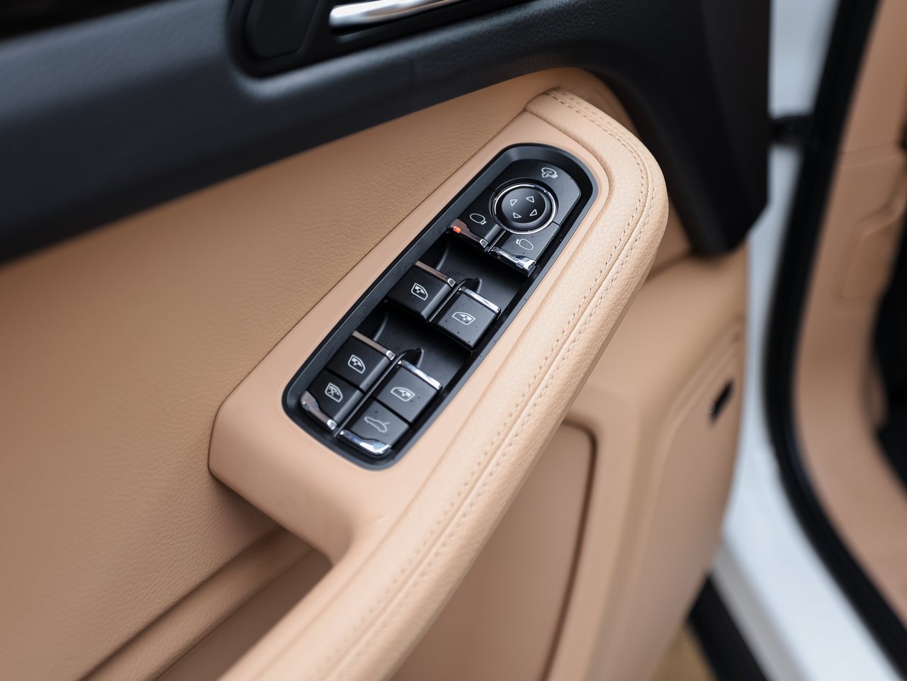 Certified 2026 Porsche Macan AWD/4WD image 23