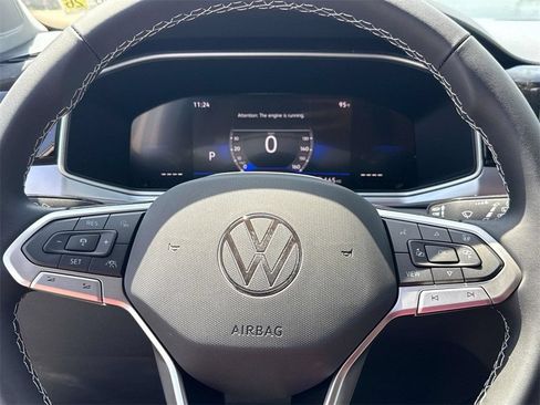 Used 2025 Volkswagen Taos SE FWD image 18